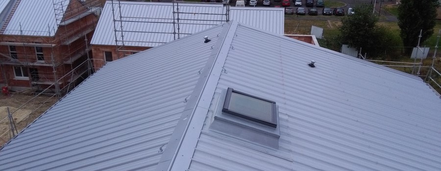 TUILES BEAUVOISES ET RIVE ZINC.JPG